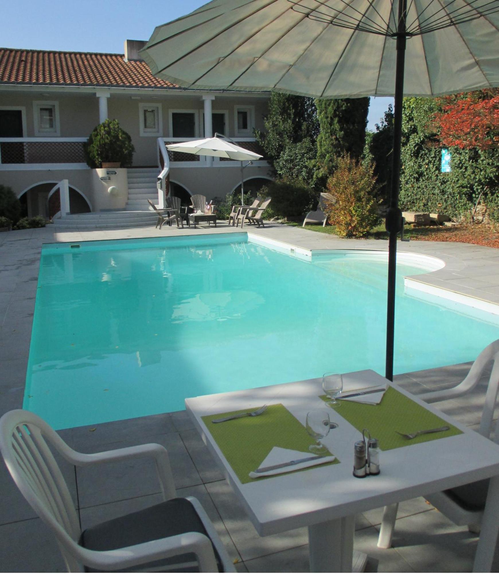Hotel Restaurant Les Voyageurs Montaigu-Vendee Bagian luar foto