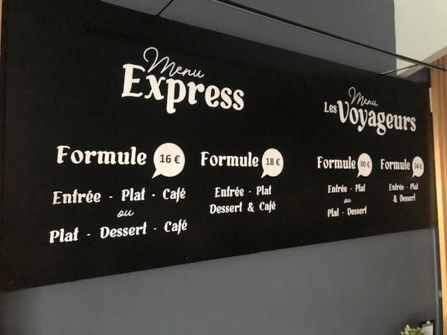 Hotel Restaurant Les Voyageurs Montaigu-Vendee Bagian luar foto