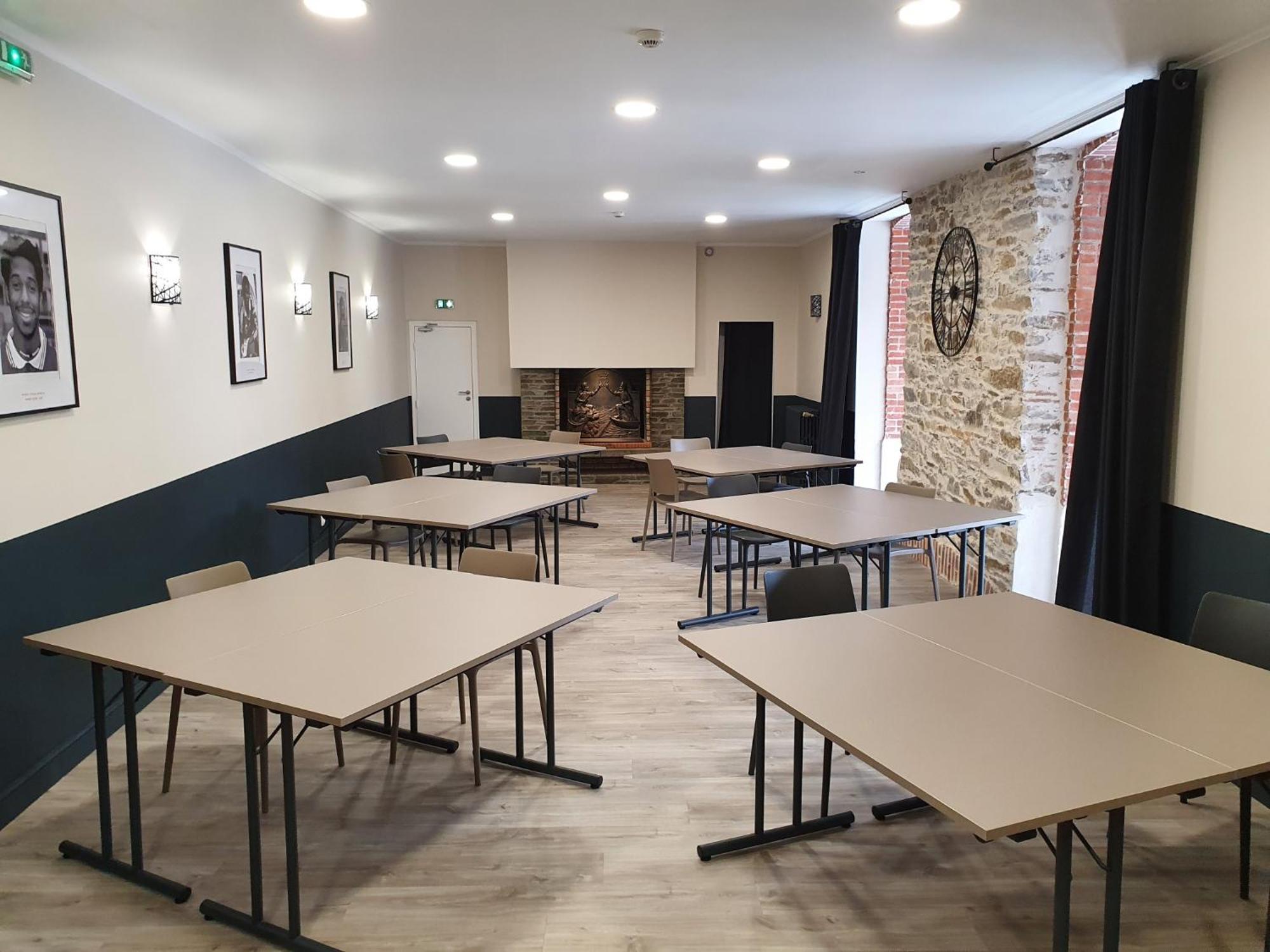 Hotel Restaurant Les Voyageurs Montaigu-Vendee Bagian luar foto