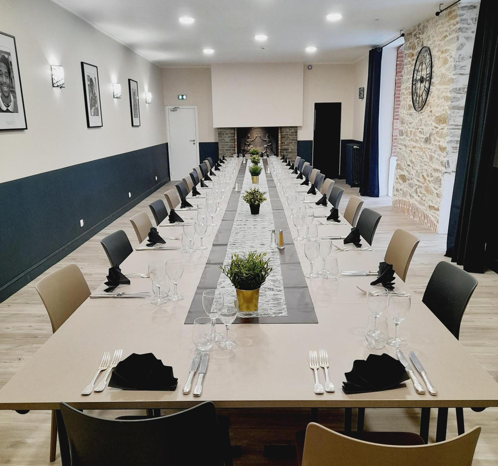 Hotel Restaurant Les Voyageurs Montaigu-Vendee Bagian luar foto