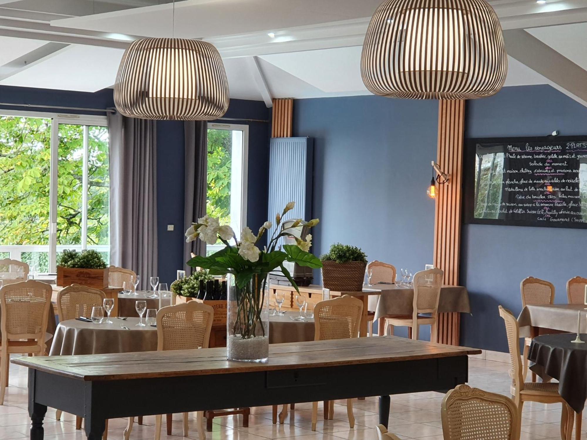 Hotel Restaurant Les Voyageurs Montaigu-Vendee Bagian luar foto