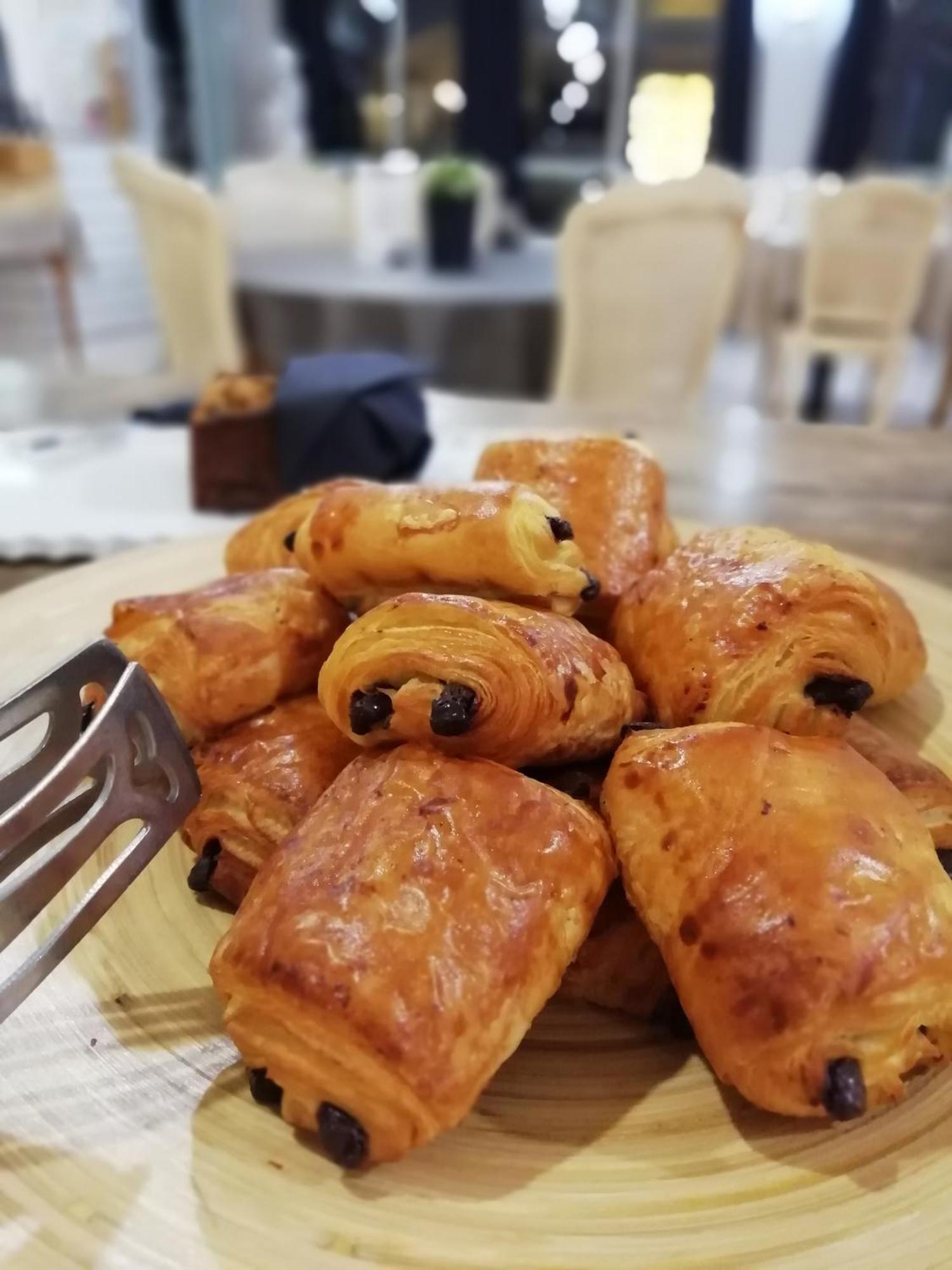 Hotel Restaurant Les Voyageurs Montaigu-Vendee Bagian luar foto