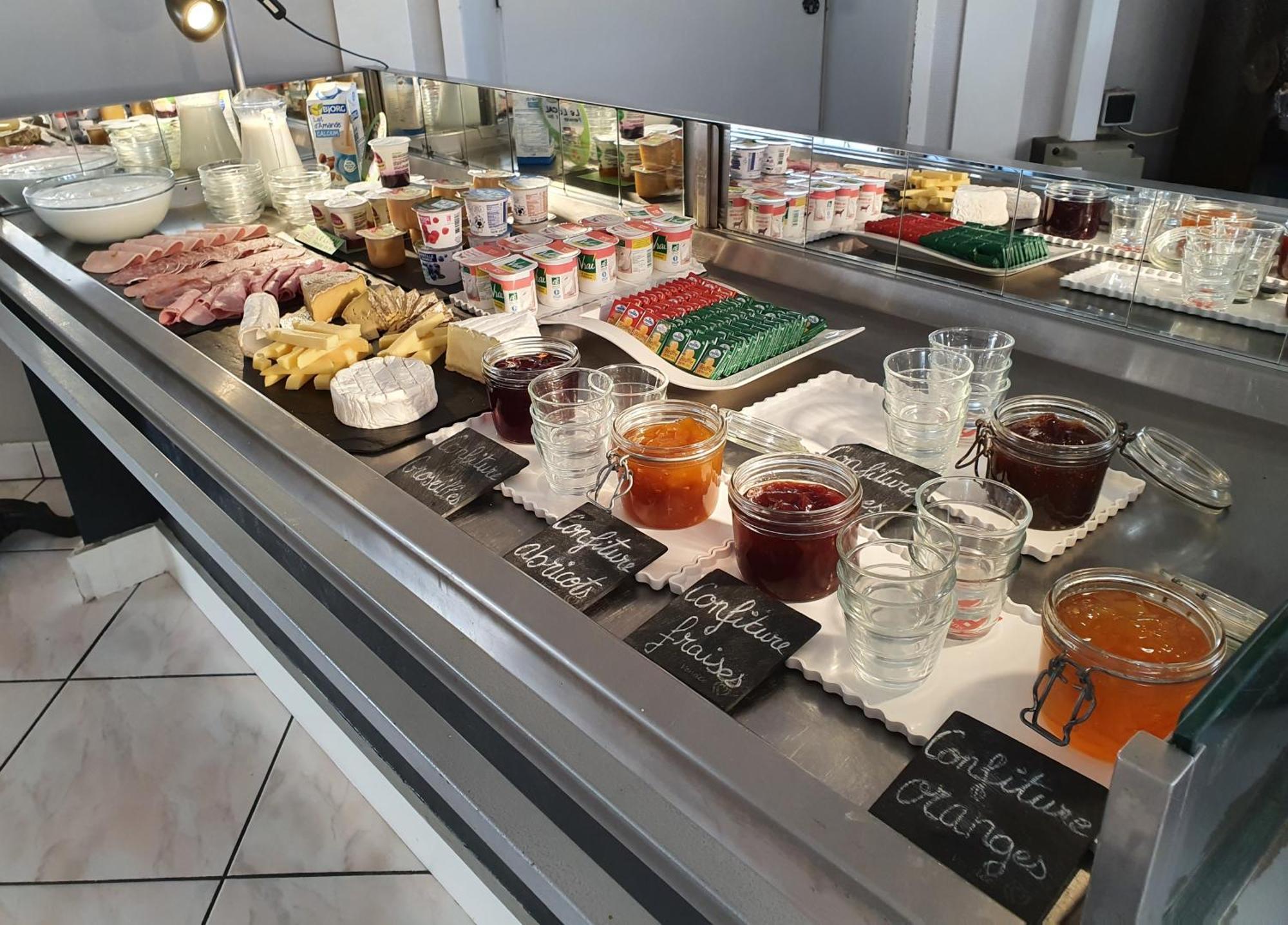 Hotel Restaurant Les Voyageurs Montaigu-Vendee Bagian luar foto