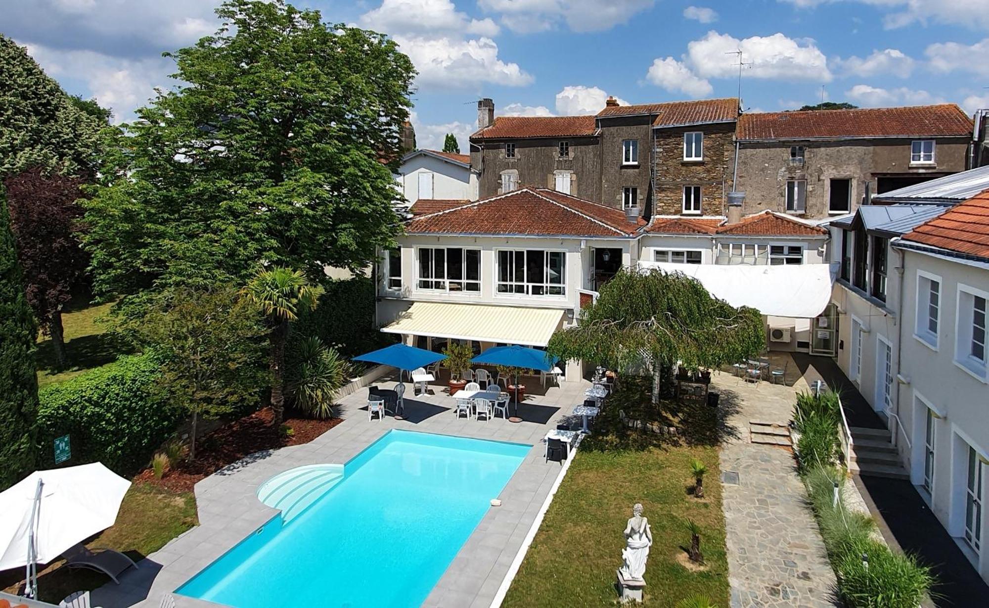Hotel Restaurant Les Voyageurs Montaigu-Vendee Bagian luar foto