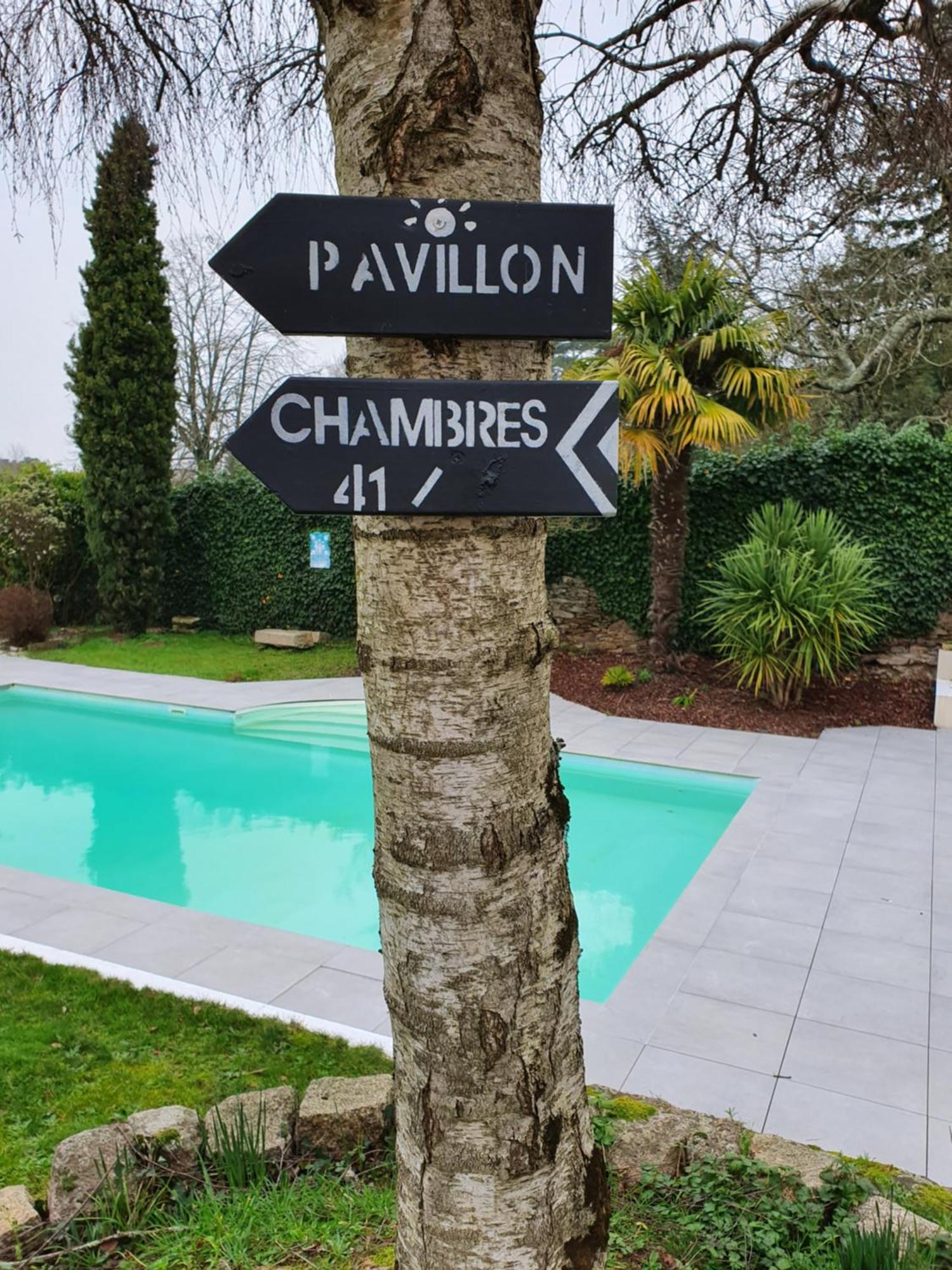 Hotel Restaurant Les Voyageurs Montaigu-Vendee Bagian luar foto