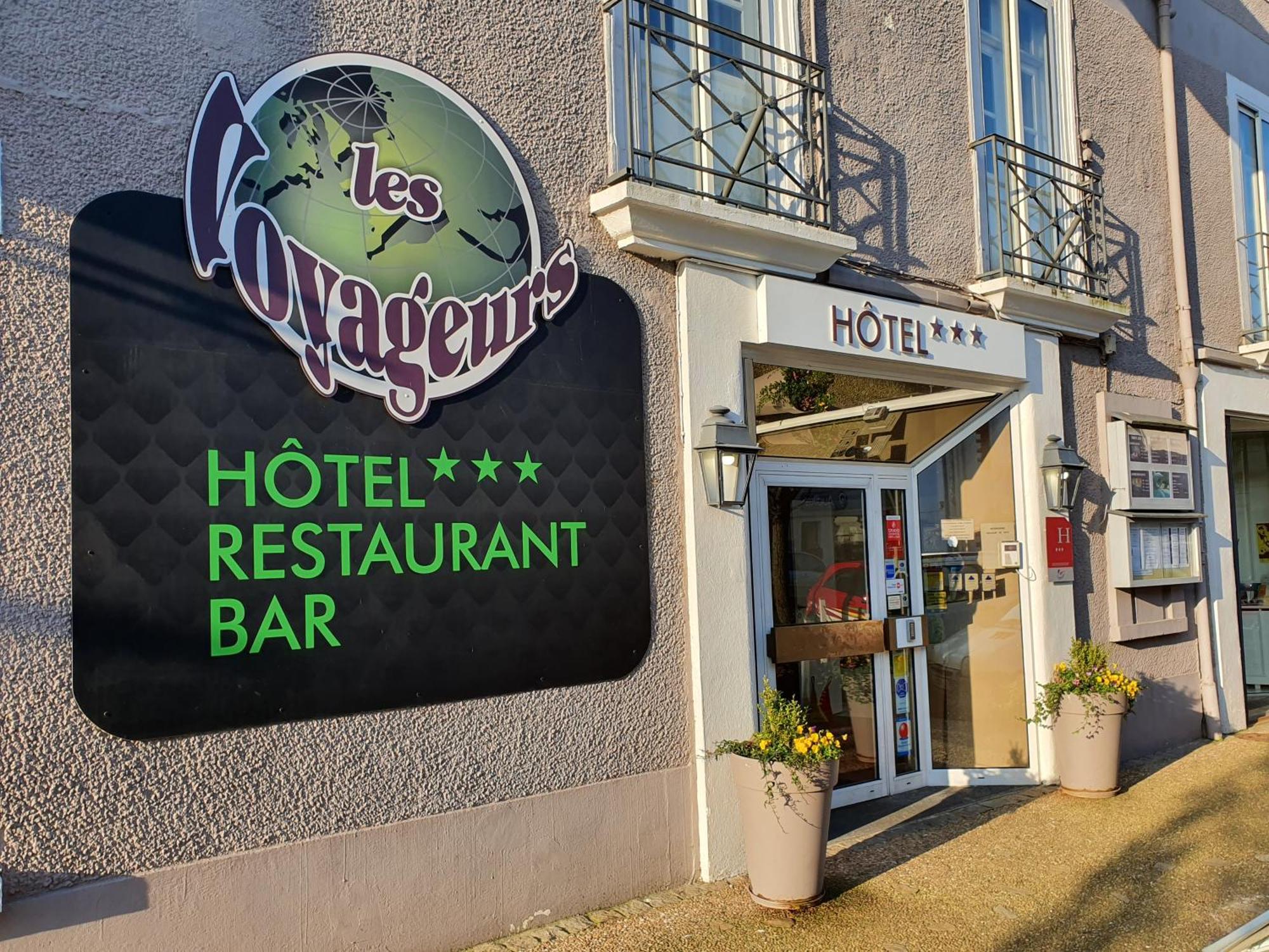 Hotel Restaurant Les Voyageurs Montaigu-Vendee Bagian luar foto