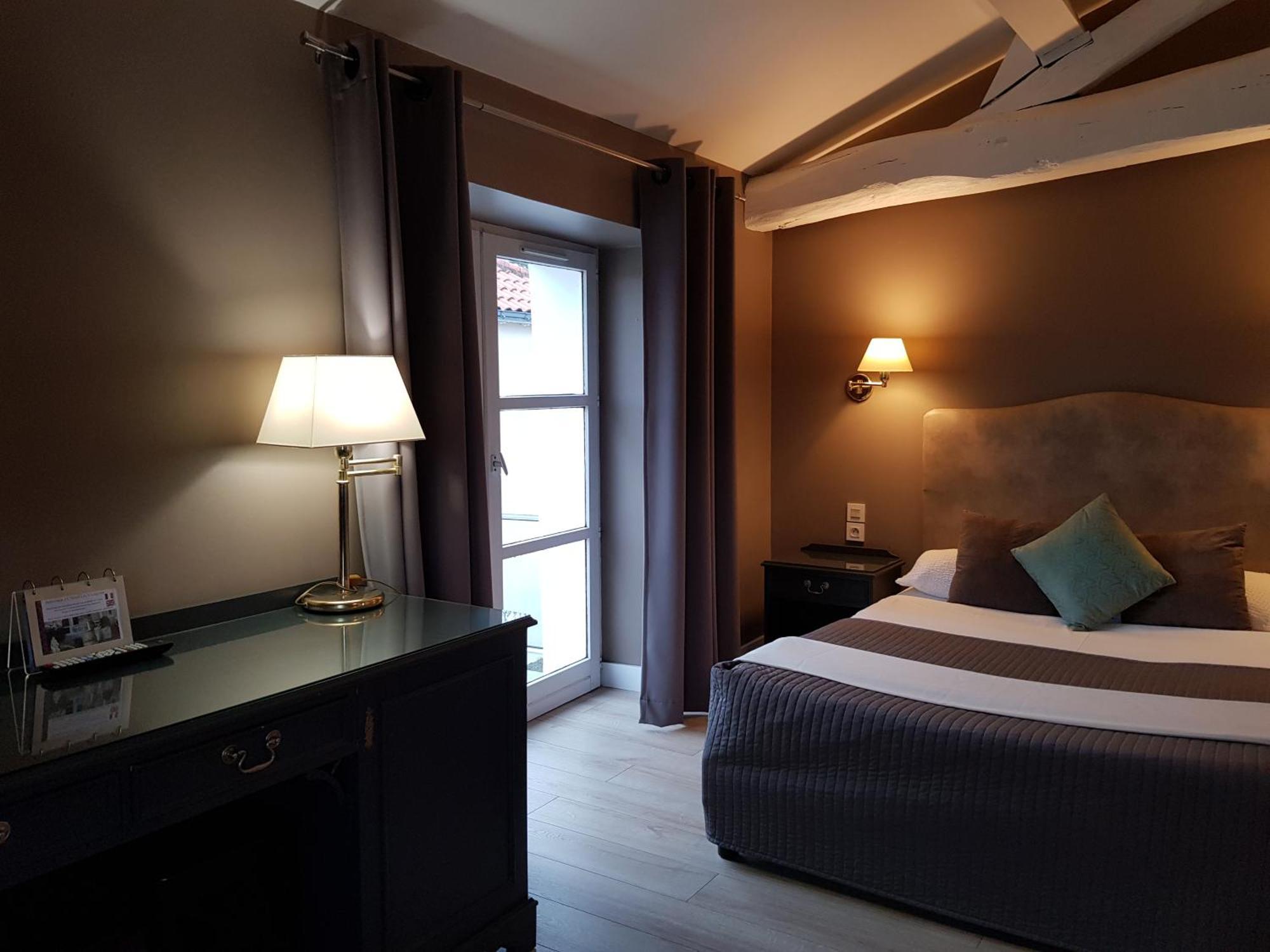 Hotel Restaurant Les Voyageurs Montaigu-Vendee Bagian luar foto