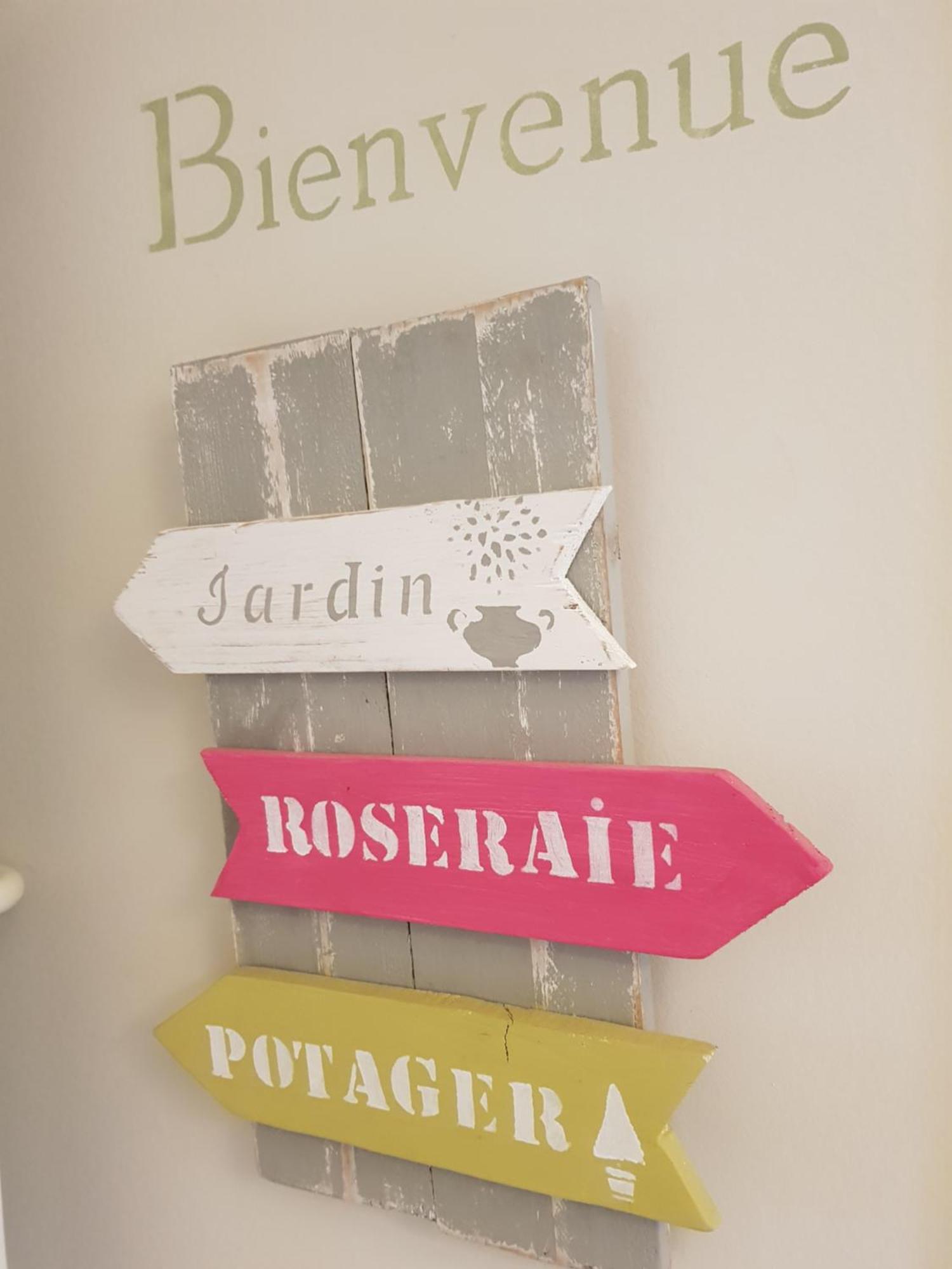 Hotel Restaurant Les Voyageurs Montaigu-Vendee Bagian luar foto