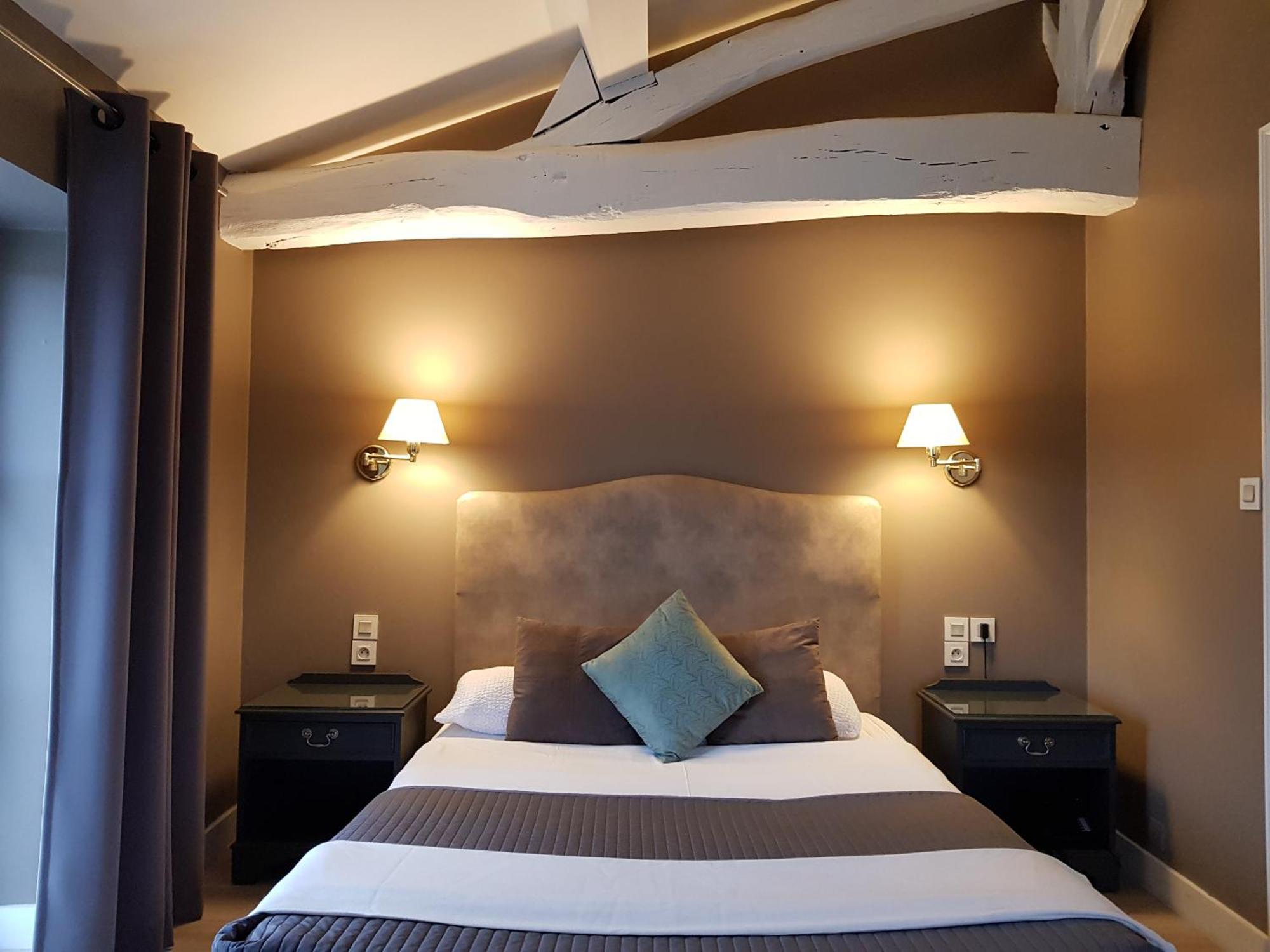 Hotel Restaurant Les Voyageurs Montaigu-Vendee Bagian luar foto